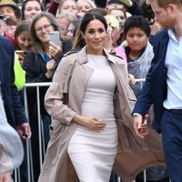 Meghan Markle se toca su tripa de embarazada en Nueva Zelanda