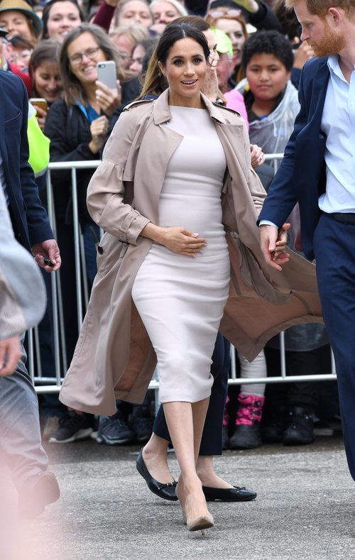 Meghan Markle se toca su tripa de embarazada en Nueva Zelanda