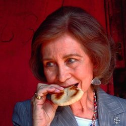 La Reina Sofía comiendo una galleta