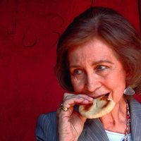 La Reina Sofía comiendo una galleta