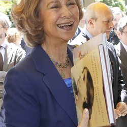 La Reina Sofía con dos libros