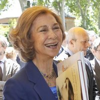 La Reina Sofía con dos libros