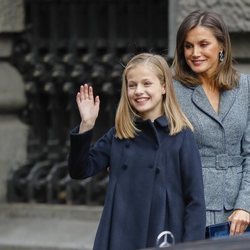 La Princesa Leonor saluda junto a la Reina Letizia en el día de su 13 cumpleaños