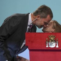 La Princesa Leonor besa al Rey Felipe tras leer el Artículo I de la Constitución