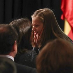 La Reina Letizia felicita a la Princesa Leonor tras leer la Constitución