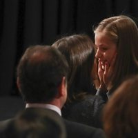 La Reina Letizia felicita a la Princesa Leonor tras leer la Constitución