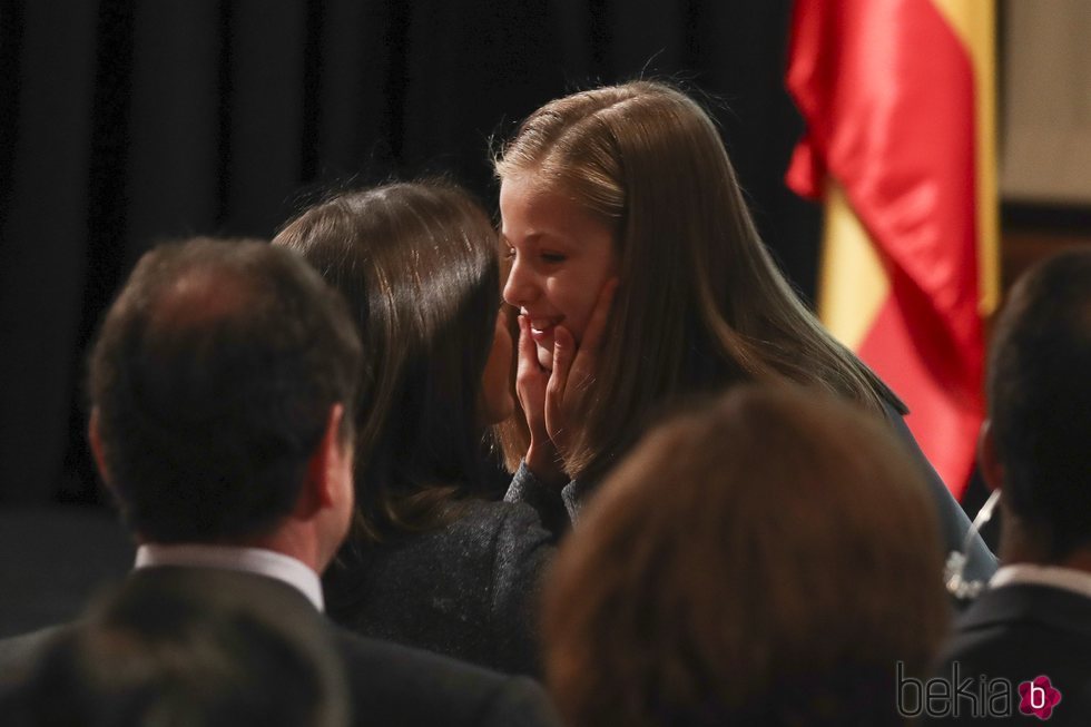 La Reina Letizia felicita a la Princesa Leonor tras leer la Constitución