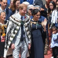 El Príncipe Harry y Meghan Markle con capas maorís en Nueva Zelanda