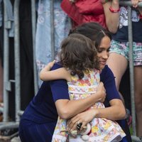 Meghan Markle abraza a una niña en Rotorua