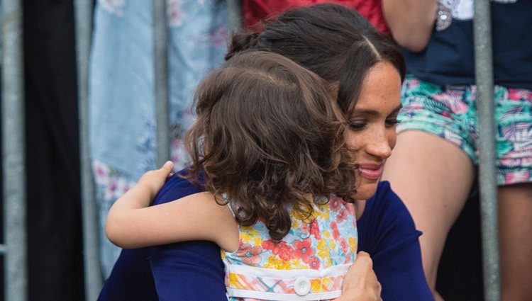 Meghan Markle abraza a una niña en Rotorua