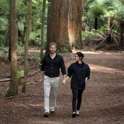 El Príncipe Harry y Meghan Markle paseando por el bosque en Nueva Zelanda