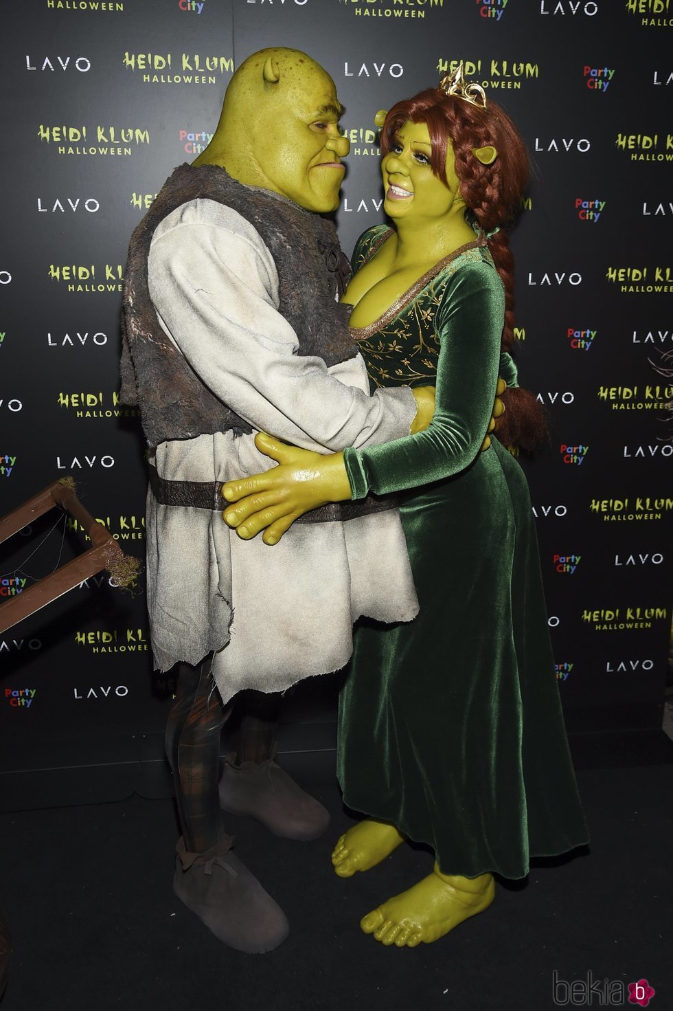 Heidi Klum y Tom Kaulitz disfrazados de Fiona y Shrek en la fiesta de Halloween 2018 de Heidi Klum