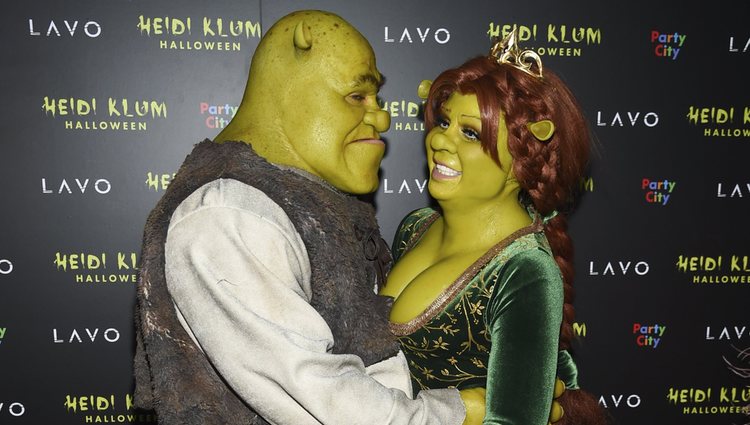 Heidi Klum y Tom Kaulitz disfrazados de Fiona y Shrek en la fiesta de Halloween 2018 de Heidi Klum