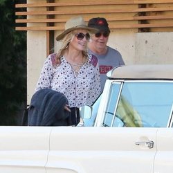 Daryl Hannah y Neil Young paseando por la calle