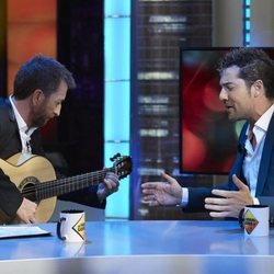 David Bisbal cantando en 'El hormiguero' con Pablo Motos