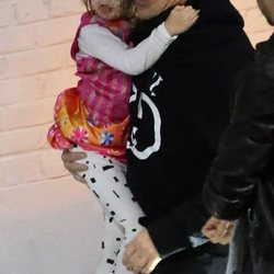 Channing Tatum y su hija a la salida de un concierto