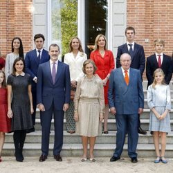 Los Reyes Juan Carlos y Sofía con sus hijos, el Rey Felipe y las Infantas Elena y Cristina, sus ocho nietos y la Reina Letizia