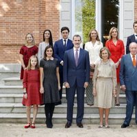 Los Reyes Juan Carlos y Sofía con sus hijos, el Rey Felipe y las Infantas Elena y Cristina, sus ocho nietos y la Reina Letizia