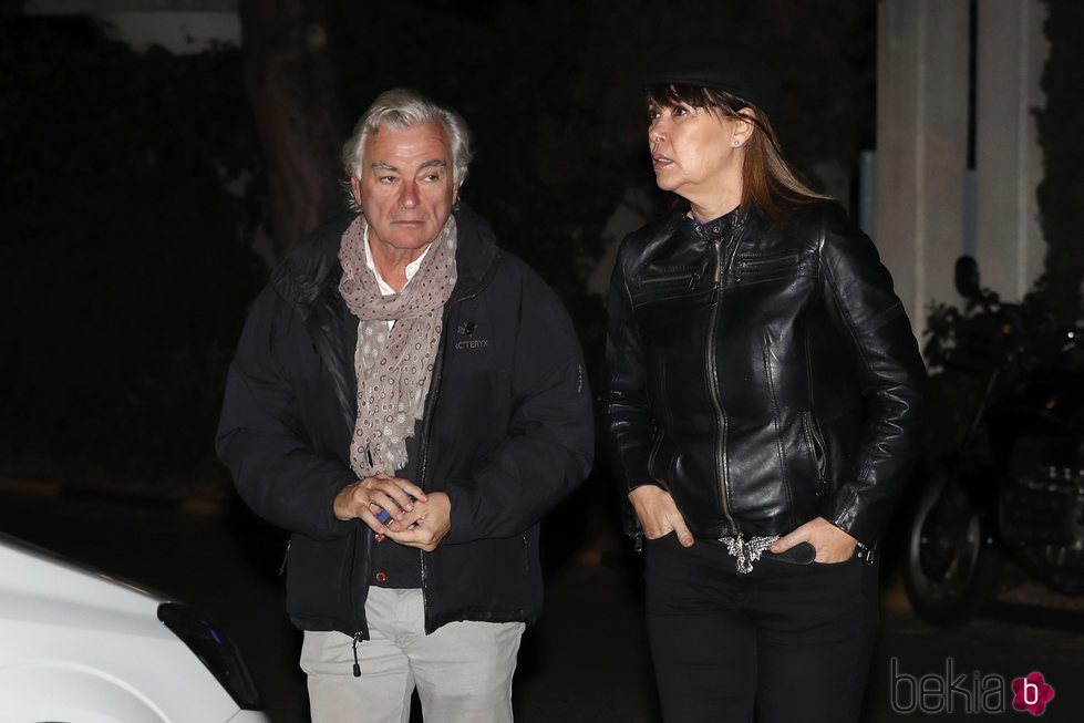 Mabel Lozano y Eduardo Campoy llegando a la capilla ardiente de Álvaro de Luna