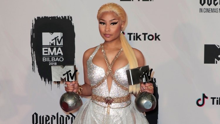 Nicki Minaj con los galardones de los MTV EMAs 2018 de Bilbao