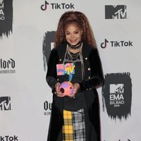 Janet Jackson con su premio de los MTV EMAs 2018 de Bilbao