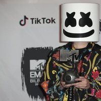 DJ Marshmello con su premio de los MTV EMAs 2018 de Bilbao