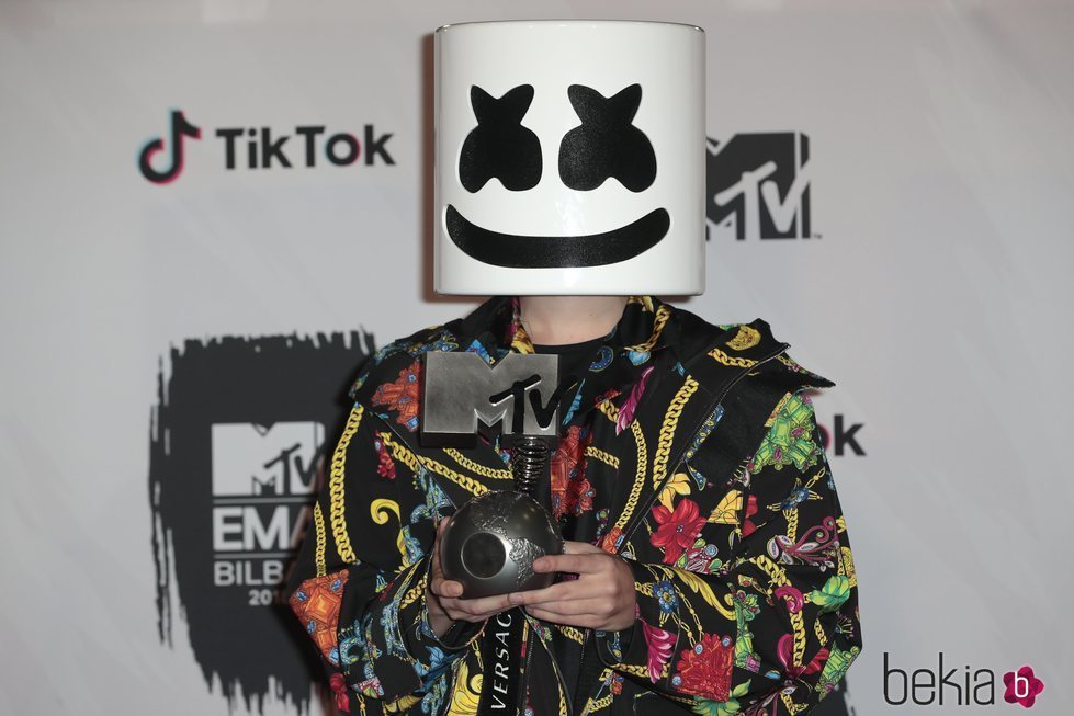 DJ Marshmello con su premio de los MTV EMAs 2018 de Bilbao