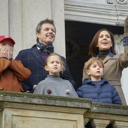 Federico y Mary de Dinamarca con la Princesa Isabel, el Príncipe Vicente y la Princesa Josefina en la cacería Hubertus