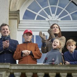 Federico y Mary con sus hijos Isabel, Vicente y Josefina en las carreras de caballos Hubertus