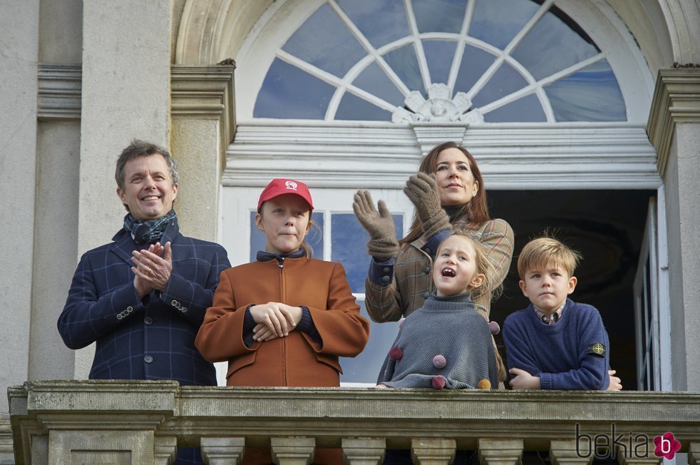 Federico y Mary con sus hijos Isabel, Vicente y Josefina en las carreras de caballos Hubertus