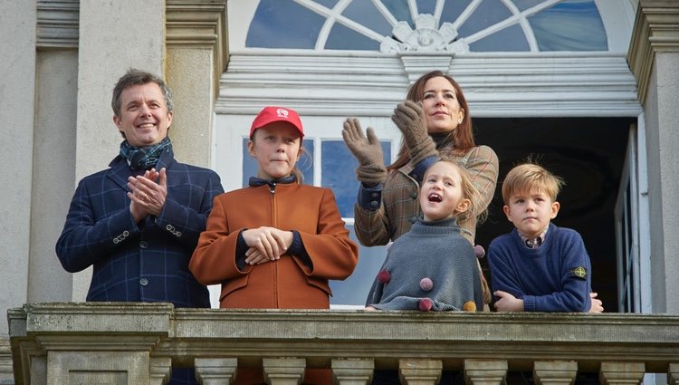 Federico y Mary con sus hijos Isabel, Vicente y Josefina en las carreras de caballos Hubertus