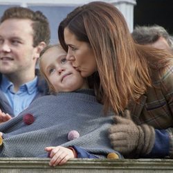 Mary de Dinamarca besa a su hija Josefina de Dinamarca en las carreras de caballos Hubertus