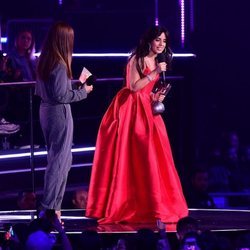 Camila Cabello recibiendo un premio en los MTV EMAs 2018 de Bilbao