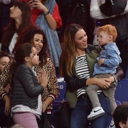 Helen Lindes en un partido de Rudy Fernández acompañada de su hijo Alan