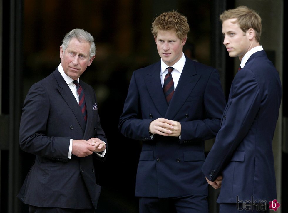 El Príncipe Carlos, el Príncipe Harry y el Príncipe Guillermo en un recuerdo a Lady Di