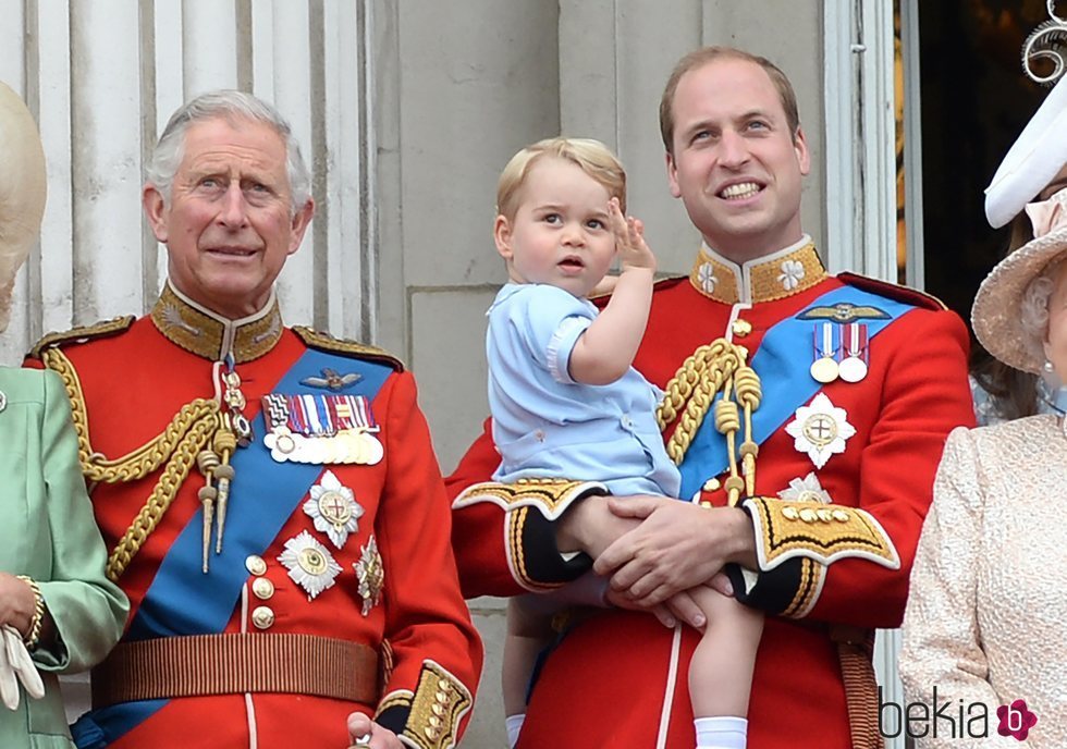 El Príncipe Carlos, el Príncipe Jorge y el Príncipe Guillermo en el Trooping the Colour 2015