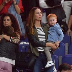 Helen Lindes disfrutando con su hijo Alan de un partido de Rudy Fernández