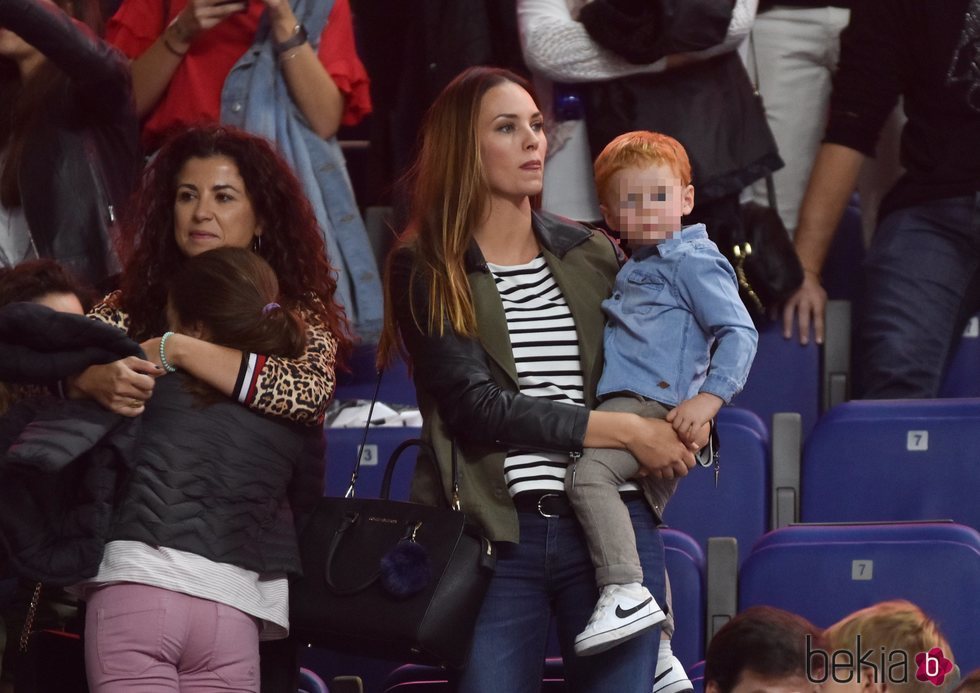 Helen Lindes disfrutando con su hijo Alan de un partido de Rudy Fernández