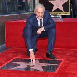 Michael Douglas recibiendo una estrella en el paseo de la fama