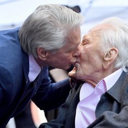 Michael Douglas junto a su padre Kirk Douglas