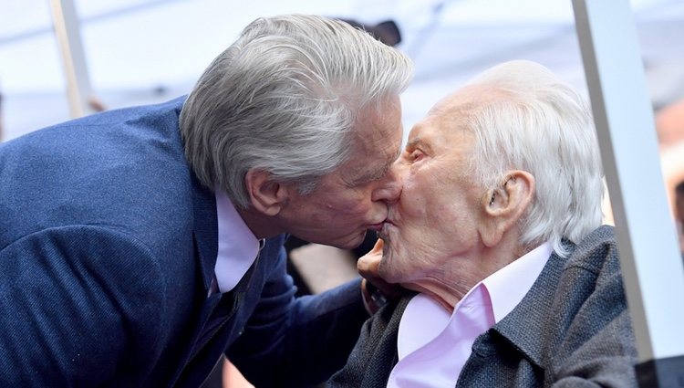 Michael Douglas junto a su padre Kirk Douglas