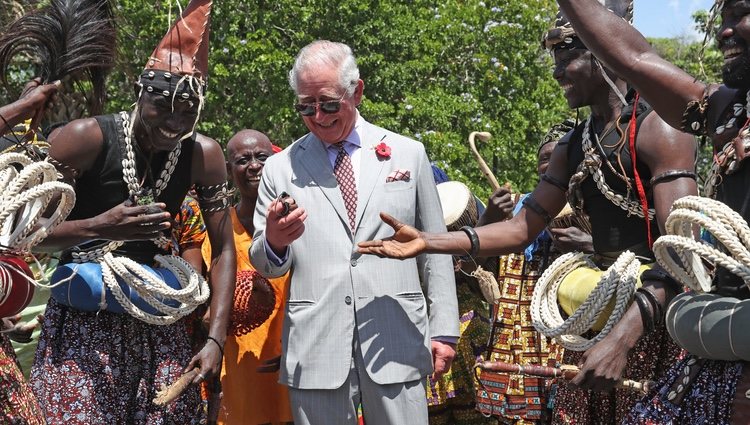 Carlos de Inglaterra bailando durante su visita oficial a Ghana