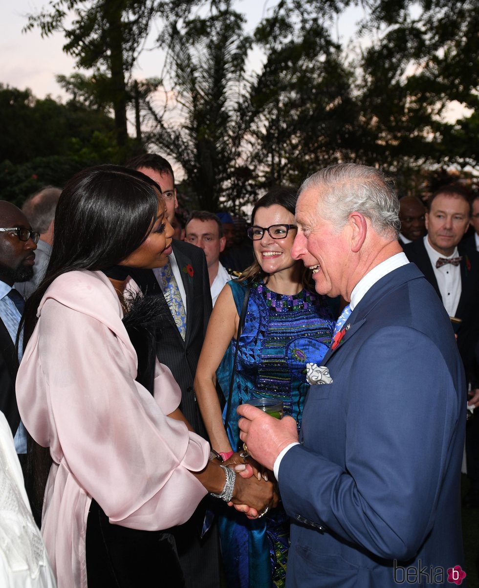 Naomi Campbell charlando animadamente con el Príncipe Carlos de Inglaterra