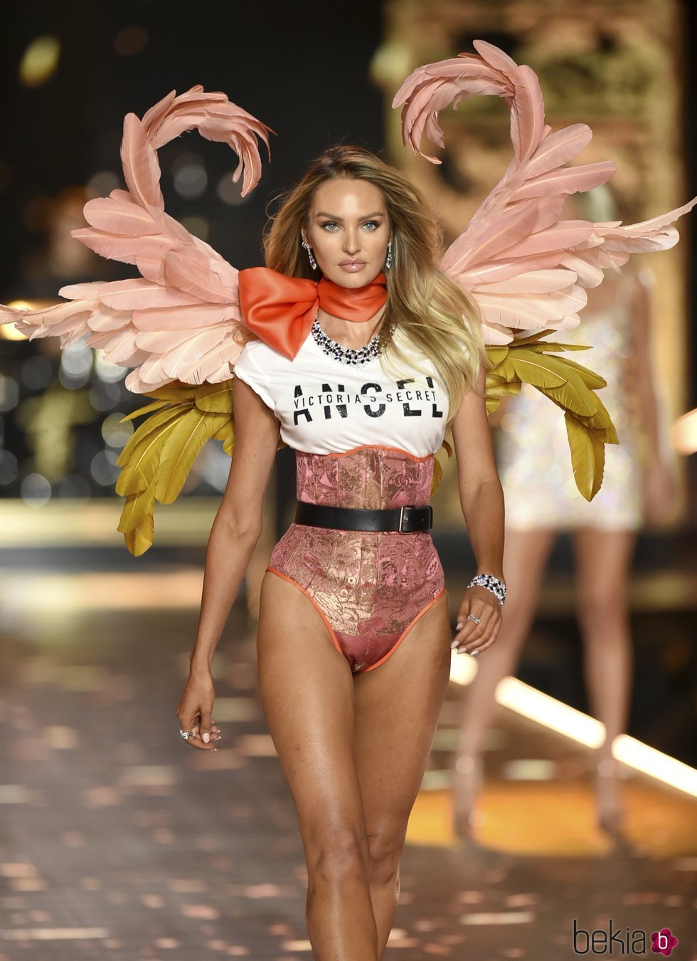 Candice Swanepoel desfilando en el Victoria's Secret Fashion Show 2018