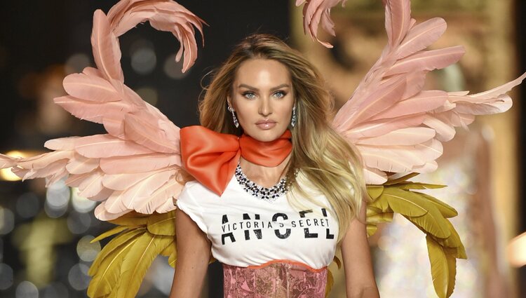 Candice Swanepoel desfilando en el Victoria's Secret Fashion Show 2018