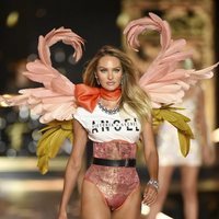 Candice Swanepoel desfilando en el Victoria's Secret Fashion Show 2018