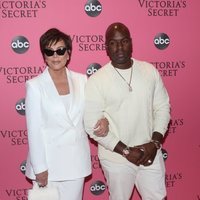 Kris Jenner y Corey Gamble en la alfombra rosa del Victoria's Secret Fashion Show 2018