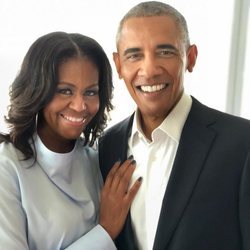 Michelle y Barack Obama posando muy cariñosos