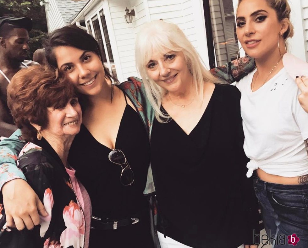 Lady Gaga junto a su hermana, madre y abuela