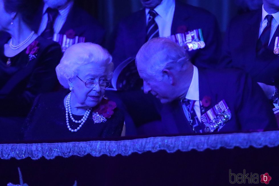 La Reina Isabel y Carlos de Inglaterra durante el Festival of Remembrance 2018